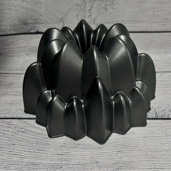 Wilton Kitchen Wilton Dimensions Cascade Bundt Cake Pan Poshmark